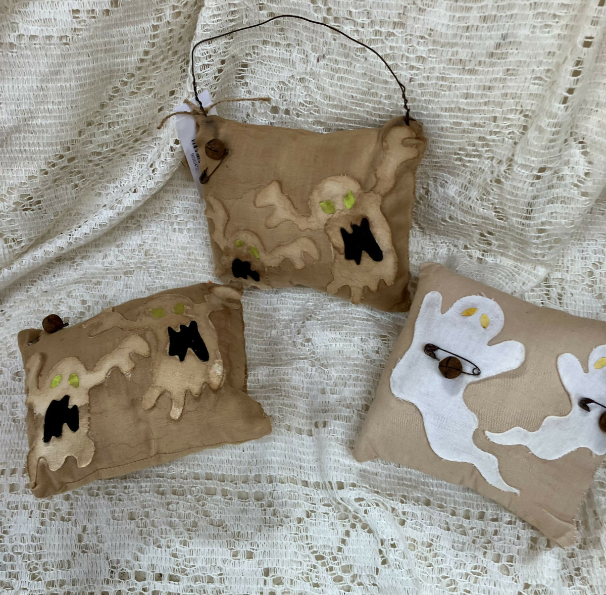 #647 Ghost pillow decor