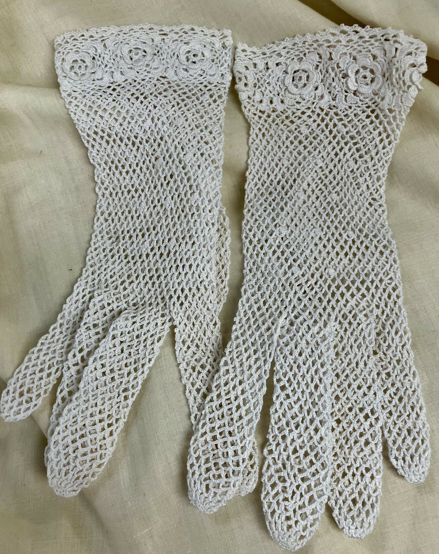#616 vintage ladies gloves