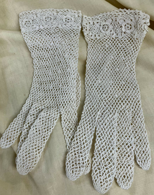 #616 vintage ladies gloves