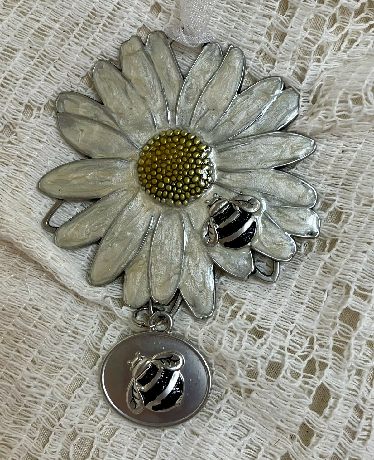 #2121 Daisy & Bee ornament