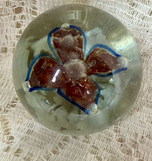 #1659 Vtg blown glass art paperweight